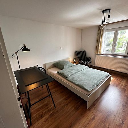 Einfaches Haus Mit Privatzimmern Und Gemeinschaftsraeumen Heilbronn Exteriér fotografie