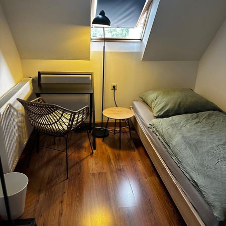 Einfaches Haus Mit Privatzimmern Und Gemeinschaftsraeumen Heilbronn Exteriér fotografie