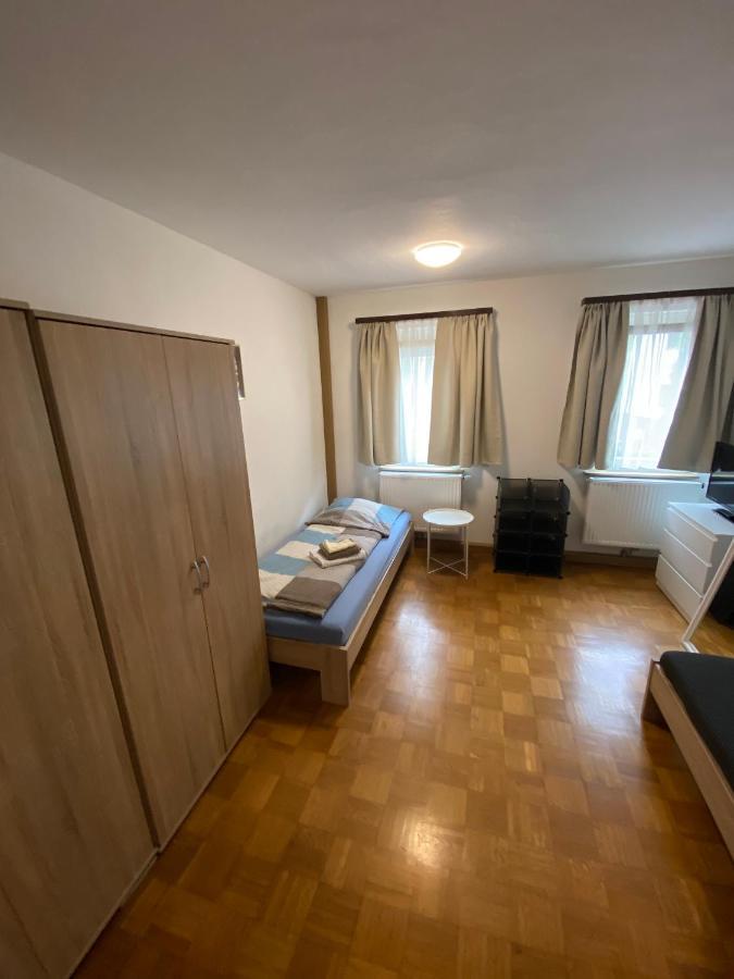 Einfaches Haus Mit Privatzimmern Und Gemeinschaftsraeumen Heilbronn Exteriér fotografie