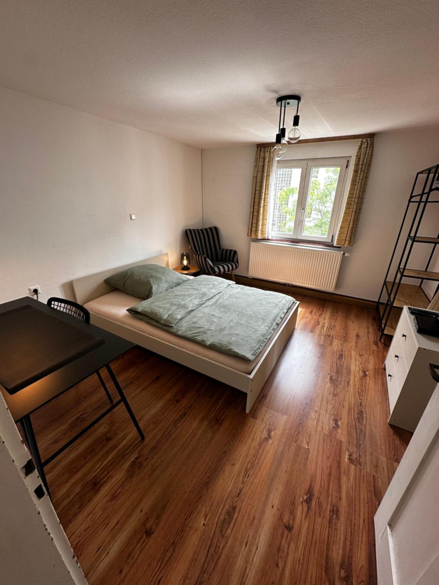 Einfaches Haus Mit Privatzimmern Und Gemeinschaftsraeumen Heilbronn Exteriér fotografie